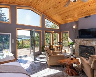 Beaver Lakefront Cabins - Couples Only Getaways - Eureka Springs - Sala de estar
