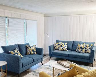 Riverside Home - Modern meets comfort - Grafton - Living room