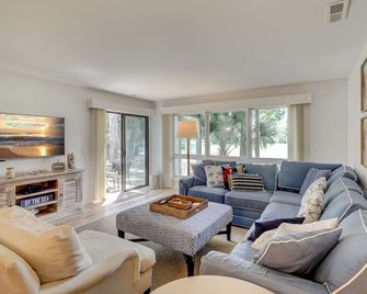 806 Tennismaster - Beautiful Golf Course Views! Minutes To The Beach & Tennis - Hilton Head Island - Living room