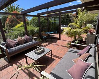 Tranquility Base - Waikanae Beach Holiday Home - Waikanae - Patio