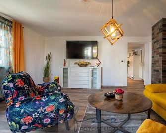 Apartment Lilli on the 1st floor with garden and sun loungers - Teisnach - Sala de estar