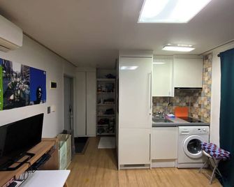 Tiny and Colorful Studio in Busan near Dongseo University with free parking lot - Pusan - Cuisine