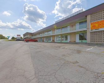 Queen Bed|Non-Smoking - Breezewood - Building