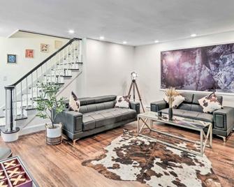 Upscale Waterbury Retreat w/ Indoor Hot Tub! - Waterbury - Wohnzimmer