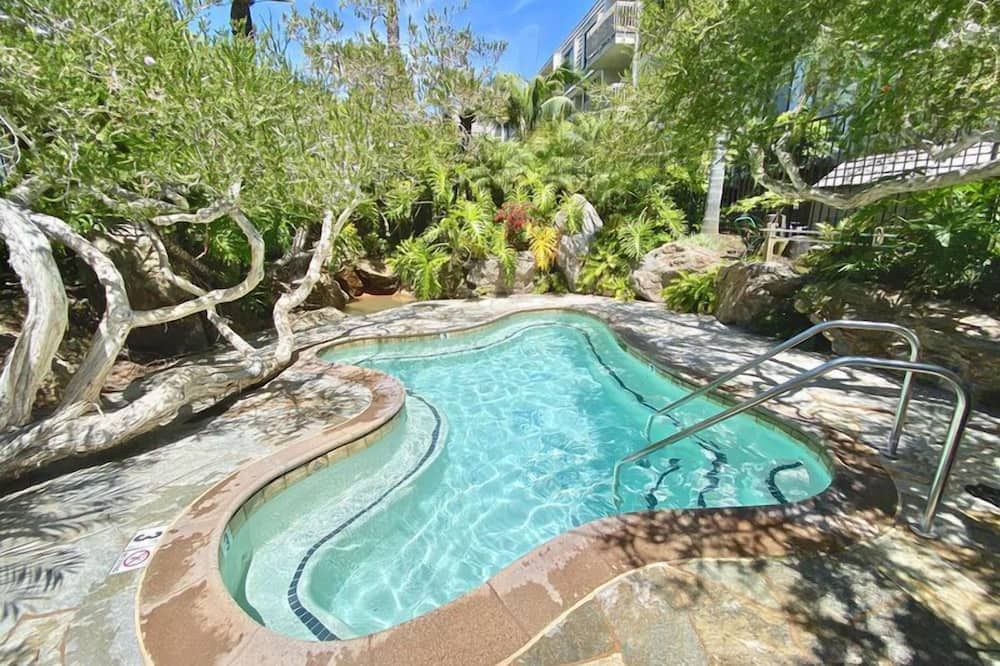 D11 - Beachfront Luxury - Oceanside - Piscina