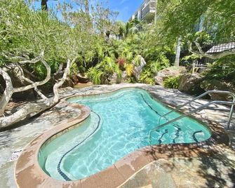 D11 - Beachfront Luxury - Oceanside - Pool