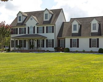 Spacious 5 bedroom w game room, theatre, and sauna - Salisbury - Building