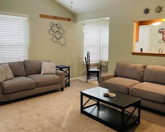Cute Updated One-Level Living in Quiet Cul de Sac - Kearney - Living room