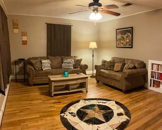 Cozy Downtown Home - Bryan - Living room