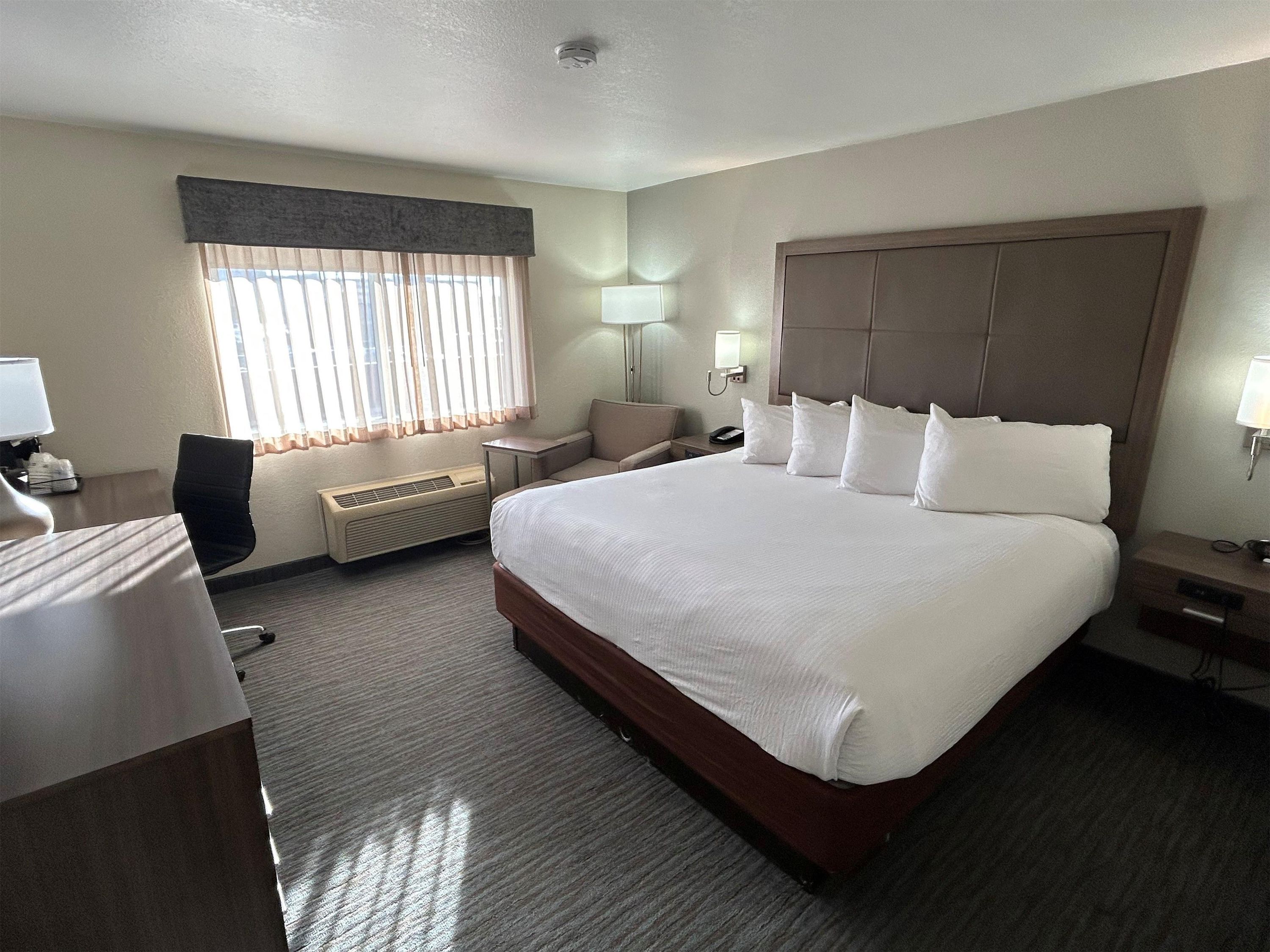 Best Western Plus Paper Valley Hotel - אפלטון - חדר שינה