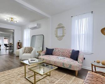 Relaxing Small Town Retreat - Yard and Parking - Ephrata - Living room
