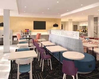 Home2 Suites by Hilton Flagstaff - Flagstaff - Bar