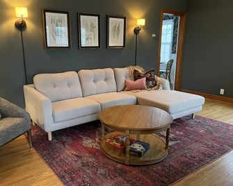 Charming 2 bedroom cottage close to downtown - Findlay - Wohnzimmer