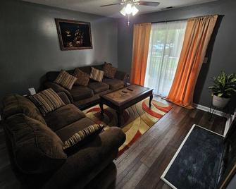 Beautiful fully renovated two bedroom condo - Newport News - Living room