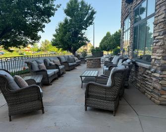 Holiday Inn Express & Suites Loveland - Loveland - Binnenhof