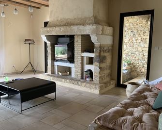 Charming farmhouse on the outskirts of Uzes, 3 bedrooms, 3 bathrooms, pool - Saint-Maximin - Wohnzimmer