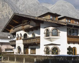 Double room with shower or bath, WC - Private room Waltraud Gattringer - Kematen in Tirol - Edificio