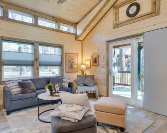 Sweet Spot Cabin in Broken Bow with Fire Pit! - Broken Bow - Sala de estar