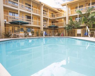 La Quinta Inn by Wyndham Ventura - Вентура - Басейн