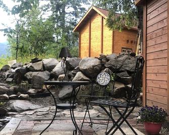 Idyllic Cabin Retreat only 5 minutes away from Nelson - Nelson - Patio