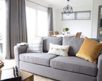 Hollicarrs - Honeycomb Lodge - York - Living room