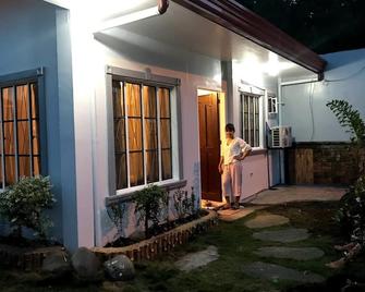 2 Aircons Fully Furnished House, Ideal For Family On Vacations - Davao City - Outdoor view