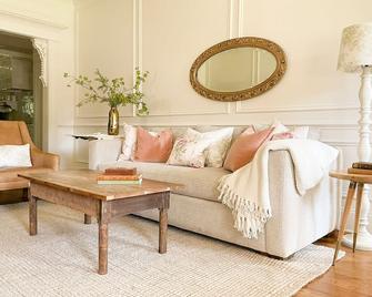 Garden Gate Cottage Downtown Franklin Unit A - Franklin - Living room