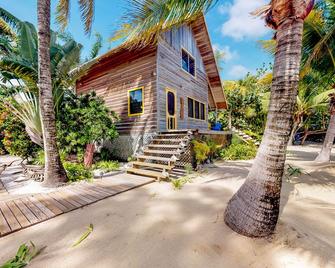 Two quiet oceanfront cabanas w/ private beach, dock, hammock, ocean view & WiFi - Maya Beach - Building