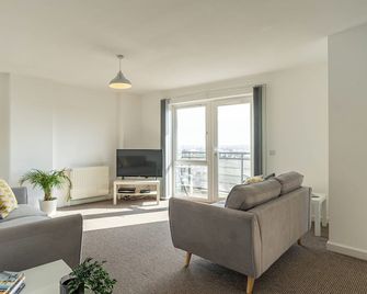 The Pinnacle by Cotels - Central Location, Parking, Fibre Wifi, Smart Tv, Fully Equipped Kitchen - Northampton - Living room
