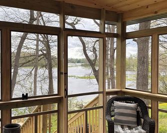 Lake Palestine Paradise. Charming 2-bedroom, 1-bath cottage in Warsaw. - Warsaw - Balcón