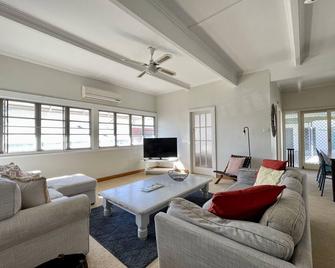 Lakeview Haven - Walk to the Lake and Shops - Belmont - Living room