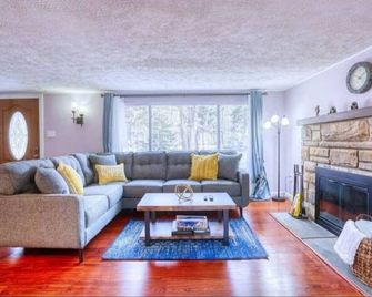 The Cabin at Pocono Lake - Pocono Pines - Living room