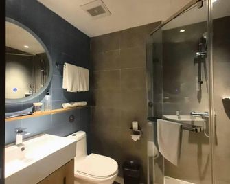 Home Inn Neo Chongqing Olympic Sports Center Shiqiaopu Metro Station - Chongqing - Kamar Tidur