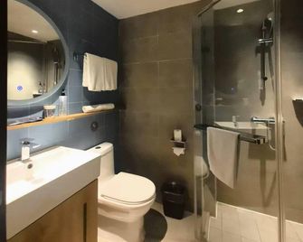 Home Inn Neo Chongqing Olympic Sports Center Shiqiaopu Metro Station - Chongqing - Bedroom
