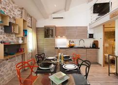 Superbe appartement loft vieil Antibes - Antibes - Eetruimte