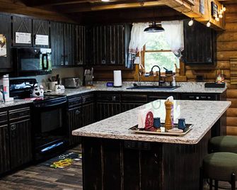 Come Escape The Races In Our Cozy Cabin! Plenty Of Space To Explore, Work or Not - Jonesborough - Kitchen