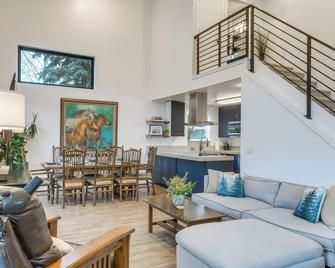 Mountain-View Home Near Hiking in Alpine! - Alpine - Living room