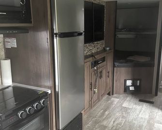 33’ pet friendly Tavel Trailer, sleeps 10. Great for families. - Fort Benton