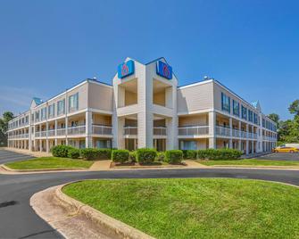 Motel 6 Raleigh North - Raleigh - Building