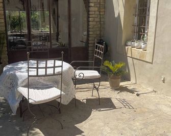 Prince De Provence Apartment For 2 On 1 Floor Pets Allowed Under 16 Kg - Violès - Patio