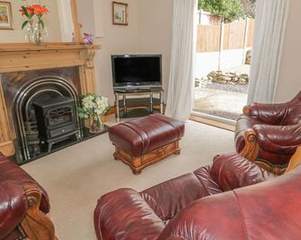 Jasmine Cottage, Pet Friendly, Character Holiday Cottage In Rhuddlan - Rhyl - Living room