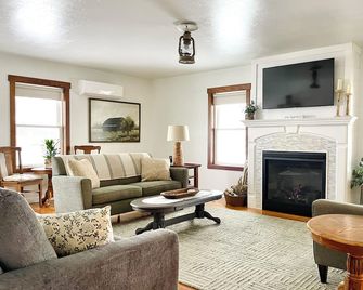 | Amish Country Getaway | Farm Views | Fire Pit | - Middlebury - Living room