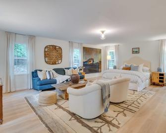 Idyllic Cave Spring Studio with Patio and Fire Pit! - Cave Spring - Living room