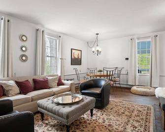 Federal on Exeter Circa 1805 Sleeps 8 - Exeter - Living room