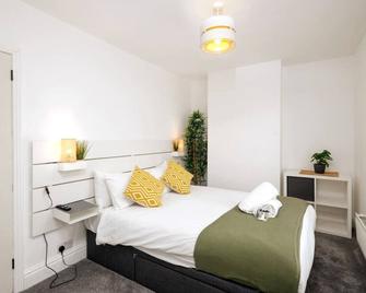 Asher Suite by Koya Homes - 2-Bedroom Home, Downtown Barry, Free Parking - Barry - Chambre