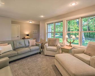 Charming Taylors Falls Home W/ Deck, Fire Pit - Saint Croix Falls - Living room