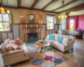 Lauerman House Inn Bed & Breakfast - Marinette - Wohnzimmer