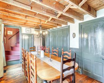 Historic Home with Deck in Downtown Milton! - Milton - Comedor