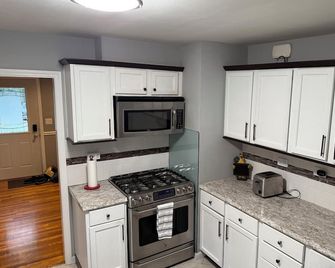 Pleasant 3-bedroom house with occupied basement separate entrance. - Mundelein - Kitchen