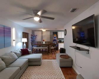 Hottub/Fish/River Front/Dogs/Summer Pool.Right By Gulf And Beaches. Bring Boat! - Gautier - Living room